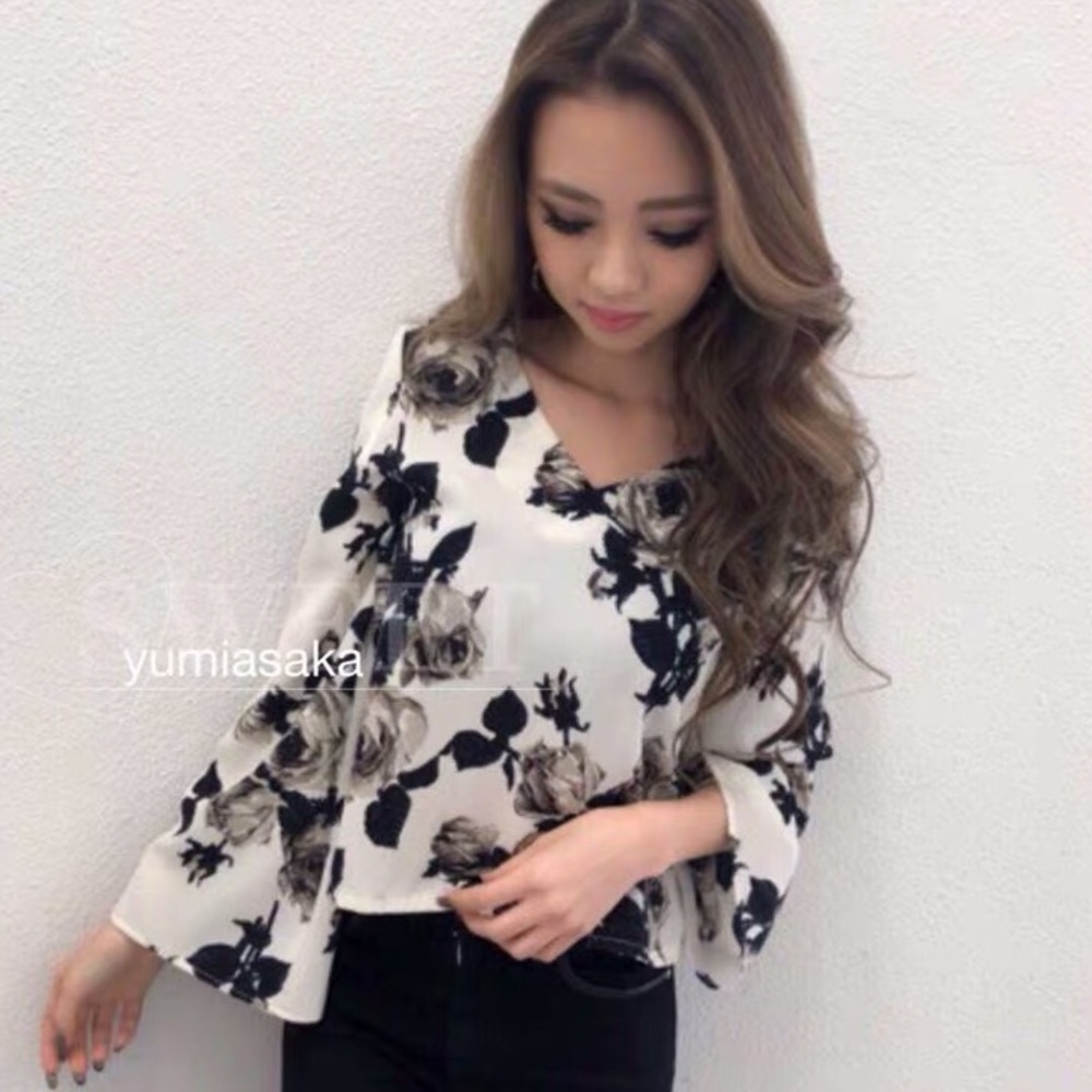 Black White Rose Ribbon V Neck Two-way Blouse